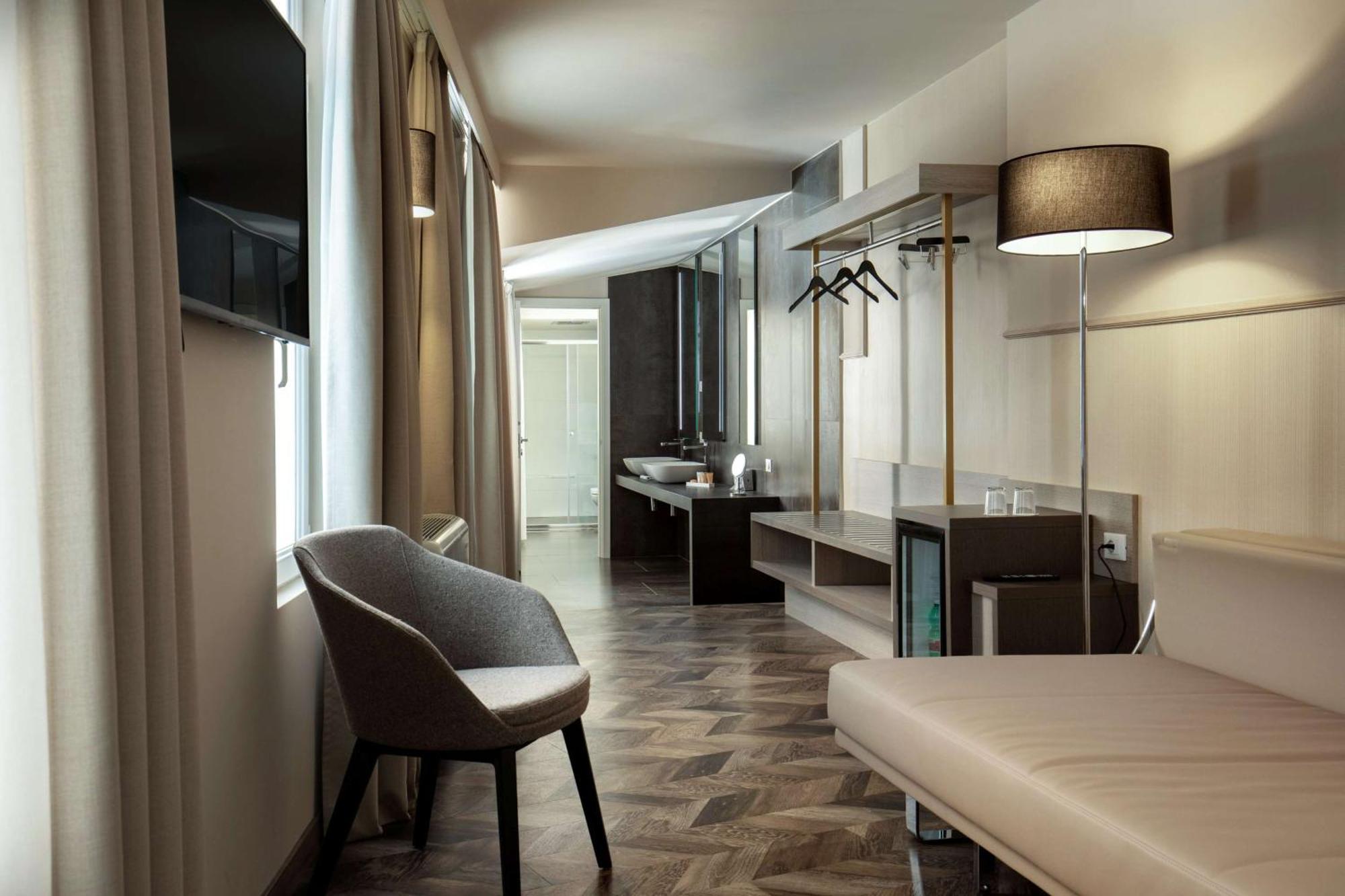Cosmopolita Rome, Tapestry Collection By Hilton Hotel Roma